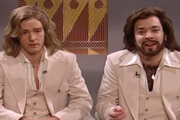 SNL Geezer Surprises: Madonna Snaps in Bite Plate, Barry Gibb Has Long White Hair