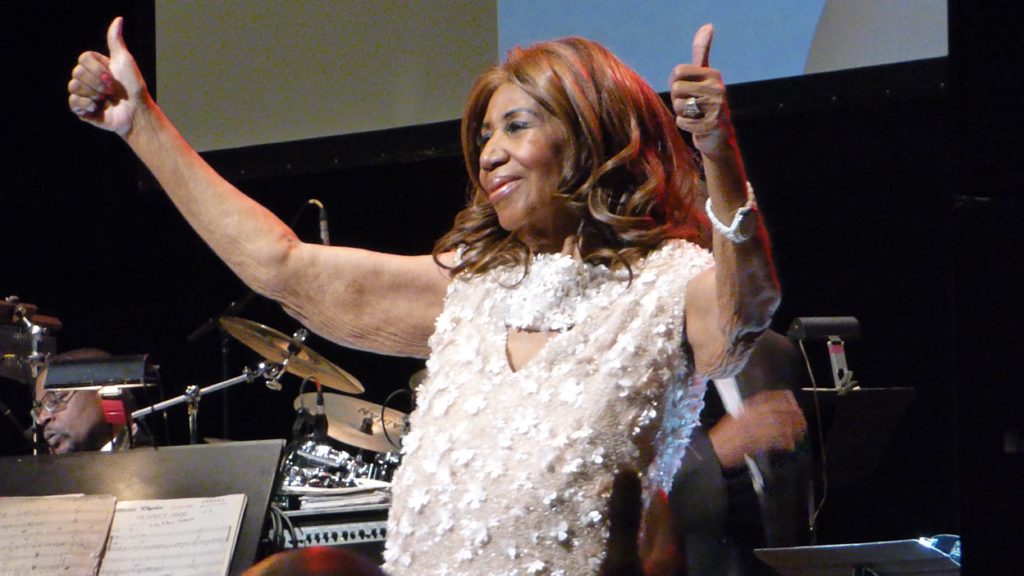 aretha-thumbs-up-philly-