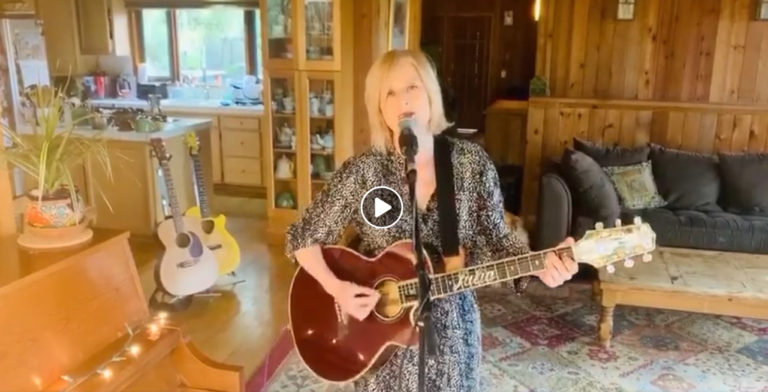 Listen to Julia Fordham’s Beautiful Live from the Living Room Song of the Day, “Manhattan Skyline”