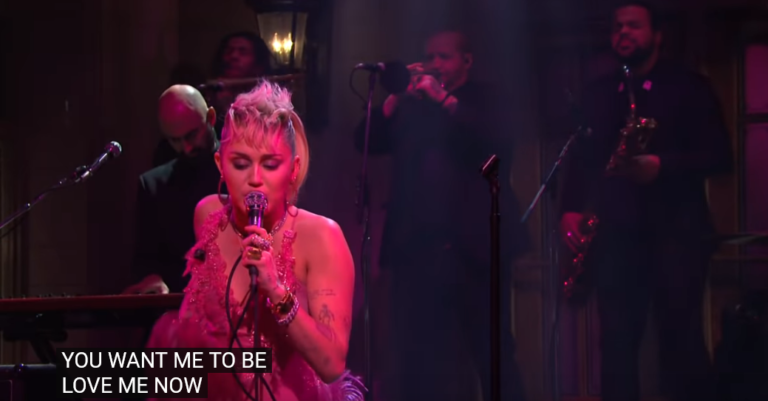 Miley Cyrus Gets No Sales Bounce from “SNL” After Reading Teleprompter for Song Lyrics During Performance