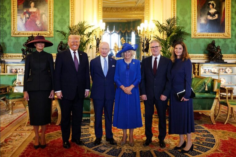 Trump Official Royal Photo: His Left Hand Black and Blue, Right Hand Covered in Make Up: Anyone Ask Why?